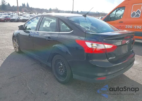 2014 Ford Focus Titanium z USA, uszkodzony, nr VIN 1FADP3J20EL132573